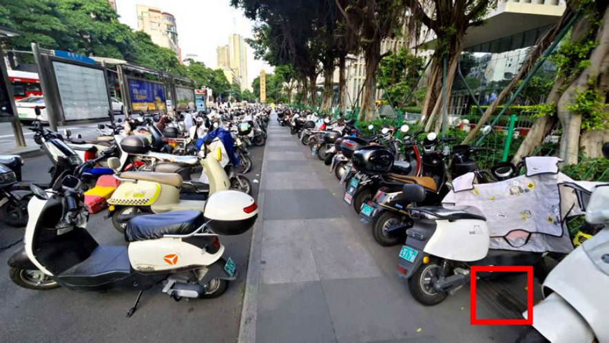 在浦西公交站背后的人行道上，也有不少電動車停放，且完全擋住盲道（紅框位置）。李先生攝于7月6日