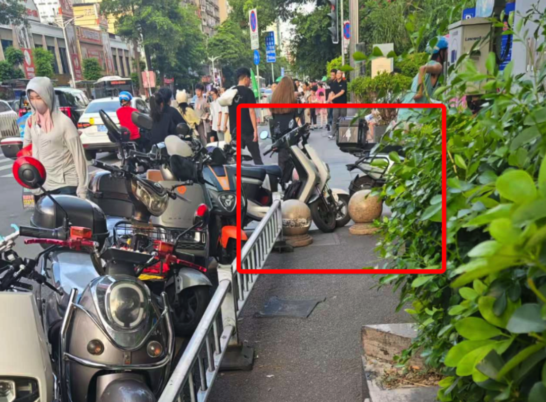 寶洲街萬達(dá)文華酒店門口人行道最窄處，出口被非機(jī)動車違停擋住。李先生攝于7月6日