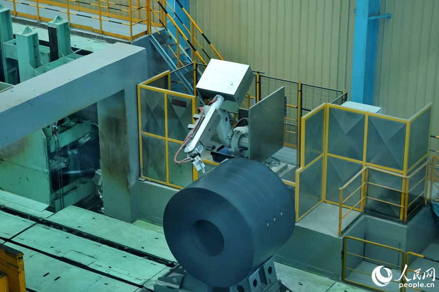 工業(yè)機(jī)器人替代人工進(jìn)行噴涂作業(yè)。人民網(wǎng) 李昌乾攝