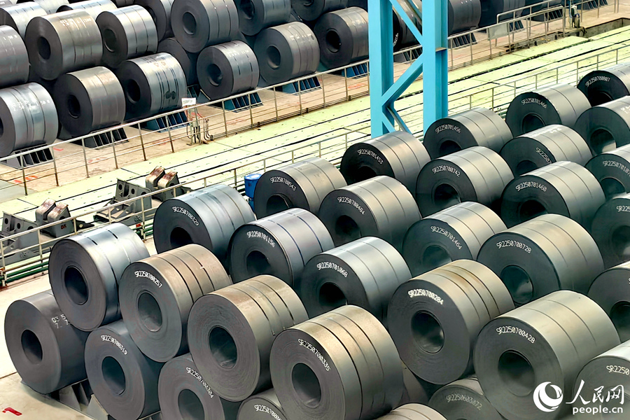 新出爐的鋼卷整齊碼放冷卻。人民網(wǎng) 葉青卿攝
