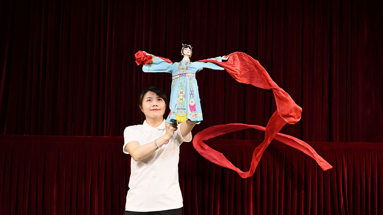 漳州布袋木偶戲演員展示舞綢表演