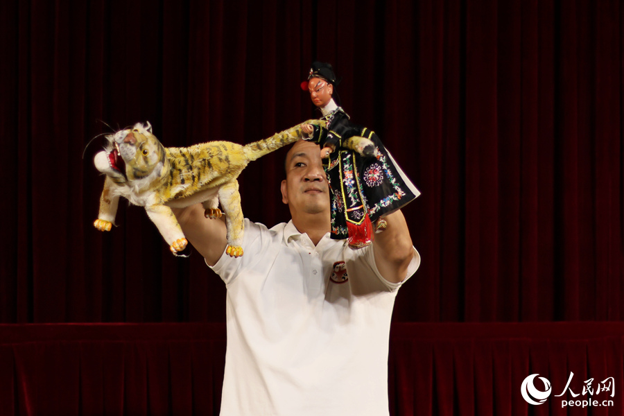 漳州布袋木偶戲的一大特點是可以一人同時飾演兩個不同角色，“兩手對打”。圖中是《武松打虎》片段表演。人民網(wǎng) 李昌乾攝
