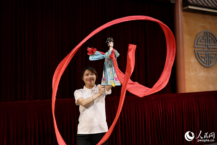漳州布袋木偶戲演員展示舞綢表演。人民網(wǎng) 李昌乾攝