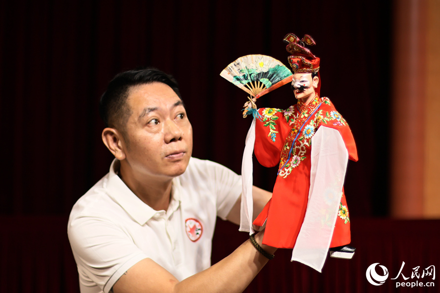 漳州布袋木偶戲有“十指弄成百萬兵”之譽。人民網(wǎng) 李昌乾攝