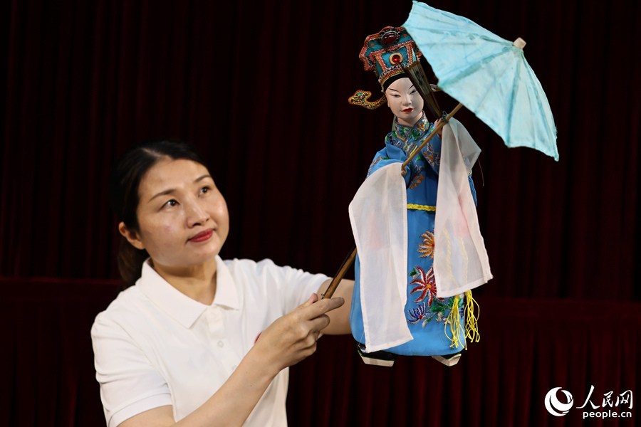 布袋木偶可以完成撐傘、開扇、頂碗等細致人物動作。人民網(wǎng) 李昌乾攝