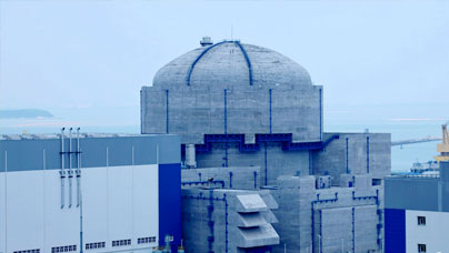 探訪全球最大“華龍一號(hào)”核電基地位于福建省漳州市云霄縣的漳州核電項(xiàng)目正加緊施工。漳州核電是“華龍一號(hào)”批量化建設(shè)的始發(fā)地，也是目前世界上最大的“華龍一號(hào)”核電基地。