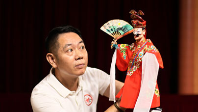 老祖宗的“手辦”會(huì)演戲在小小布袋木偶身上，能看到“唱、念、做、打”的戲曲功力，又能感受到真人一般的喜、怒、哀、樂。