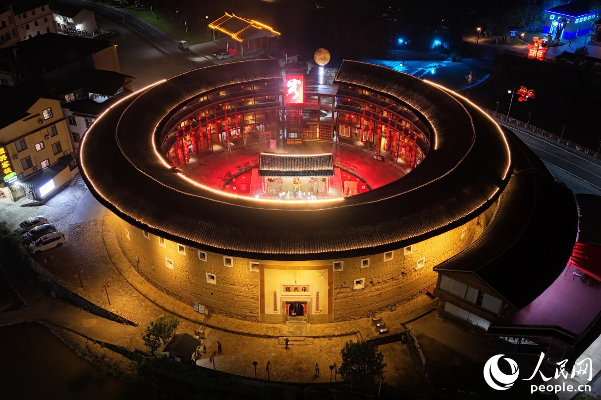 土樓在燈光的映照下絢麗奪目，宛若“金樓”。人民網(wǎng) 李昌乾攝