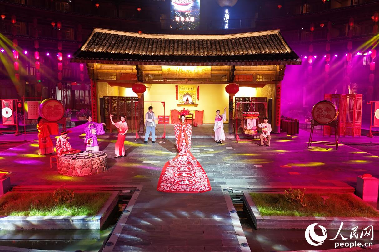 永定土樓不斷開發(fā)升級(jí)沉浸式常態(tài)化演出。人民網(wǎng) 李唯一攝