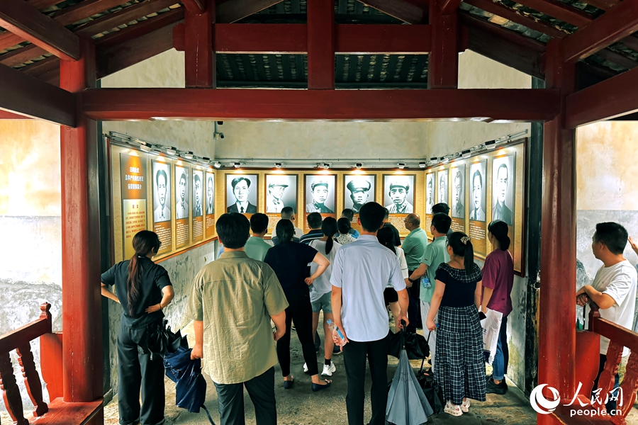 游客們正在傾聽革命故事。人民網(wǎng) 李唯一攝