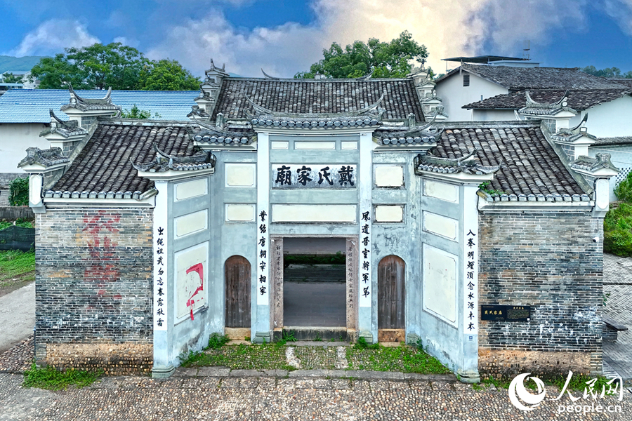 青磚瓦片、飛檐翹角別具一格。人民網(wǎng) 李昌乾攝