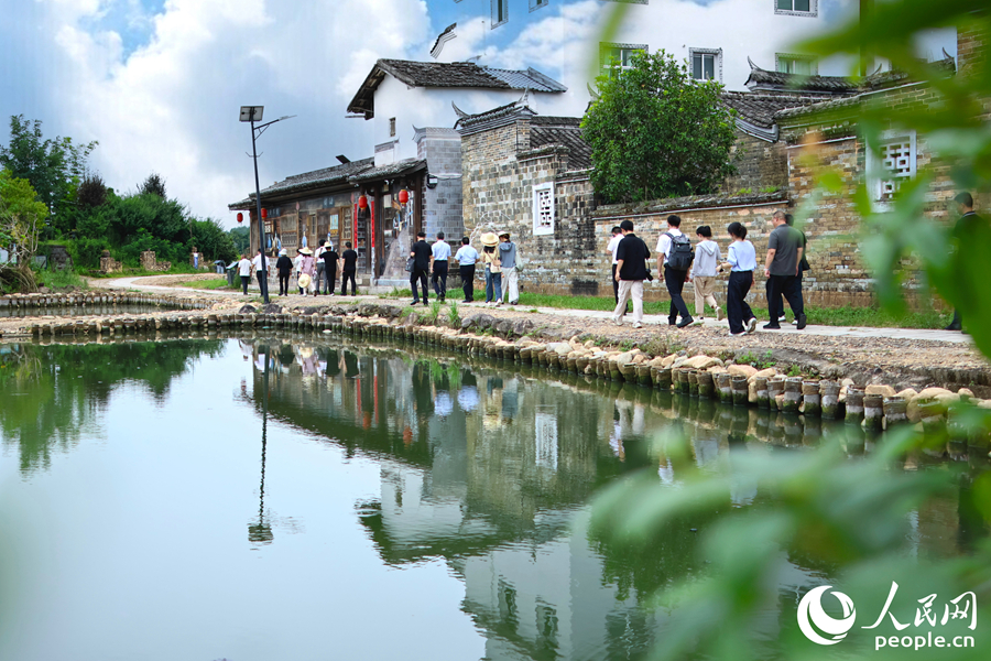 游客參觀千年古村落。人民網(wǎng) 李昌乾攝