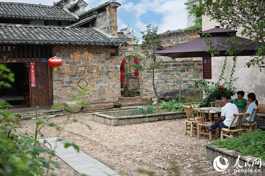 古巷深處，村民圍坐。人民網(wǎng) 李昌乾攝