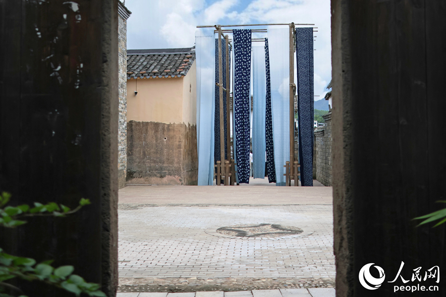 染坊懸掛晾曬的扎染作品。人民網(wǎng) 李昌乾攝
