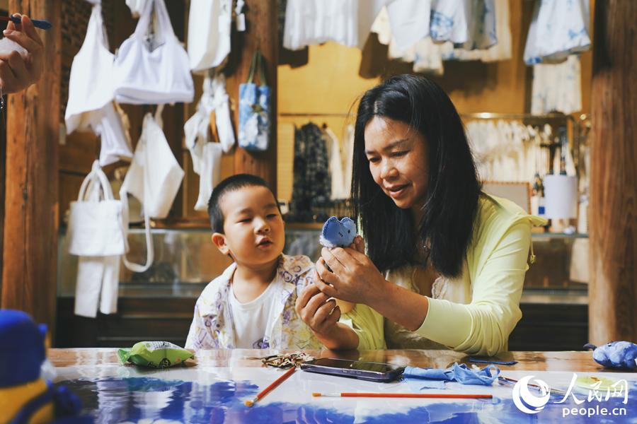 游客在染坊進(jìn)行扎染體驗。人民網(wǎng) 李唯一攝