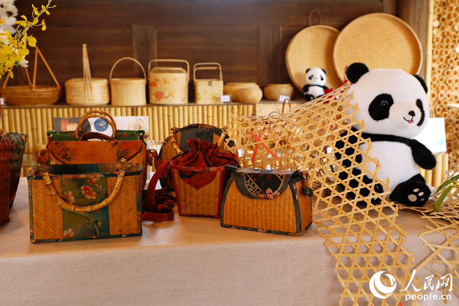 竹編文化體驗館內(nèi)的竹編作品。人民網(wǎng) 李唯一攝