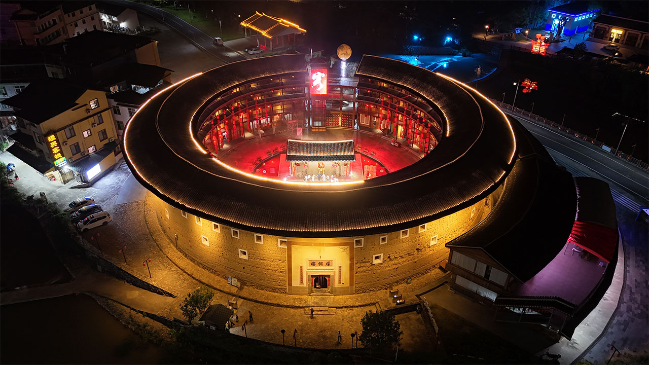 土樓在燈光的映照下絢麗奪目，宛若“金樓”