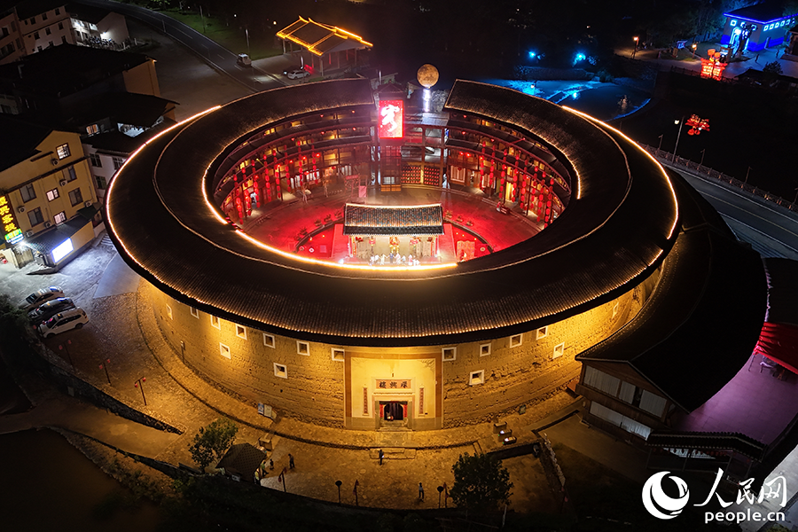 從高空俯瞰土樓夜色。人民網(wǎng) 李昌乾攝