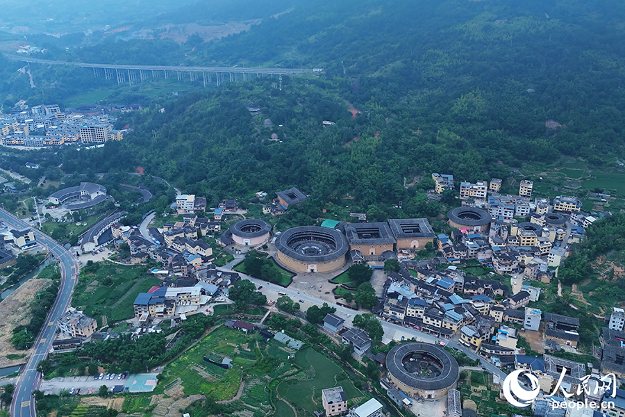 永定土樓位于群山之間，至今仍保持原始風(fēng)貌。人民網(wǎng) 李昌乾攝