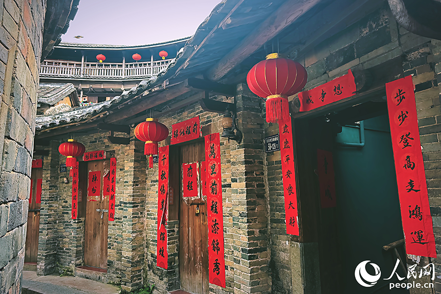 土樓內(nèi)，家家戶戶掛楹聯(lián)。人民網(wǎng) 李唯一攝