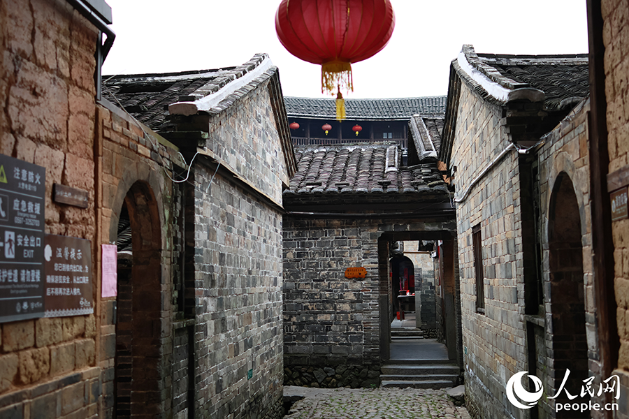 永定是世界文化遺產(chǎn)福建土樓的發(fā)源地和核心區(qū)，現(xiàn)有的古墻古巷已歷經(jīng)數(shù)百年。人民網(wǎng) 李昌乾攝