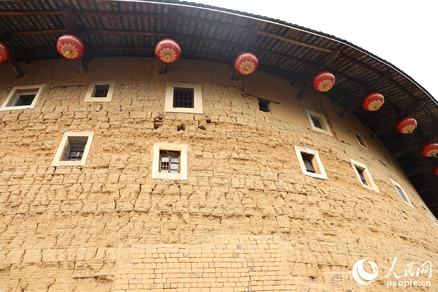 土樓外墻厚實(shí)，通常有1—2米，由土、沙石、竹木構(gòu)成，有防火抗震、冬暖夏涼、抵御外敵等功能。人民網(wǎng) 李唯一攝