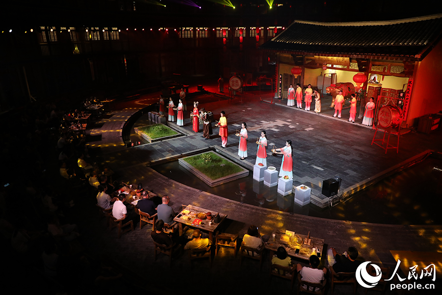 沉浸式演出以土樓為舞臺，為觀眾帶來視聽盛宴。人民網(wǎng) 李唯一攝