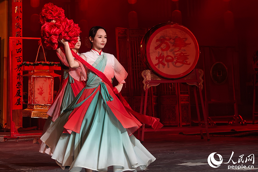 歌舞劇《客》從舞臺置景到演員服飾都以國風(fēng)元素為主。人民網(wǎng) 李唯一攝