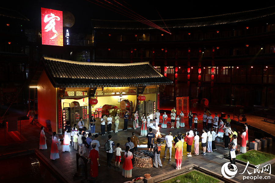 游客登上“土樓舞臺”與演員同臺互動(dòng)。人民網(wǎng) 李唯一攝