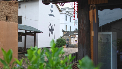 千年古村“讓”出好前景歷經(jīng)千年歲月的三洲村，青磚瓦片、飛檐翹角，漫步于此，鞋底輕觸被時(shí)光磨得發(fā)亮的青石板時(shí)，灶火炊煙與溫醇?xì)庀⒈沩樦访娴募y路洇了上來。