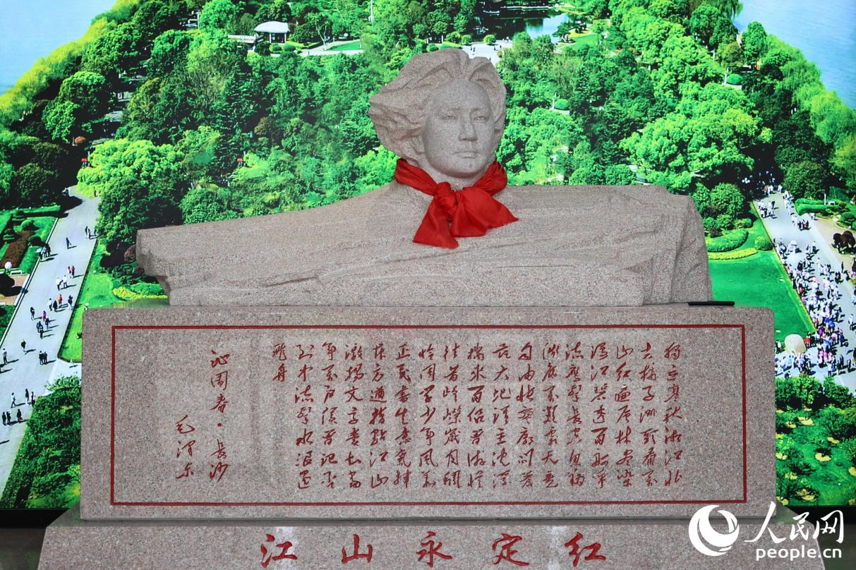 龍巖永定紅石材循環(huán)經(jīng)濟產(chǎn)業(yè)園內(nèi)的微型青年毛澤東藝術雕像。人民網(wǎng) 李昌乾攝
