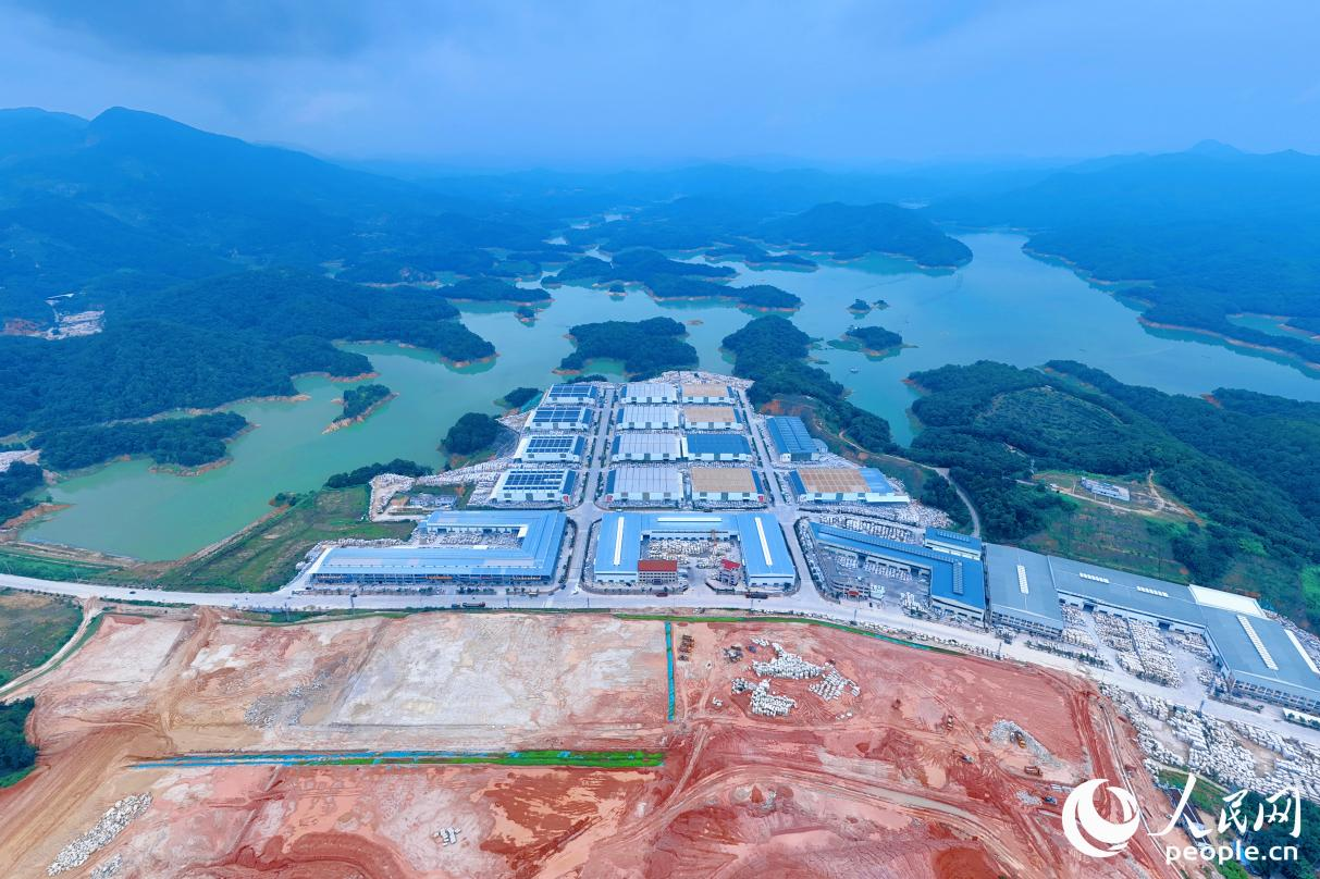 “永定紅”石材、整潔的園區(qū)與青綠的龍湖“涇渭分明”。人民網(wǎng) 李昌乾攝