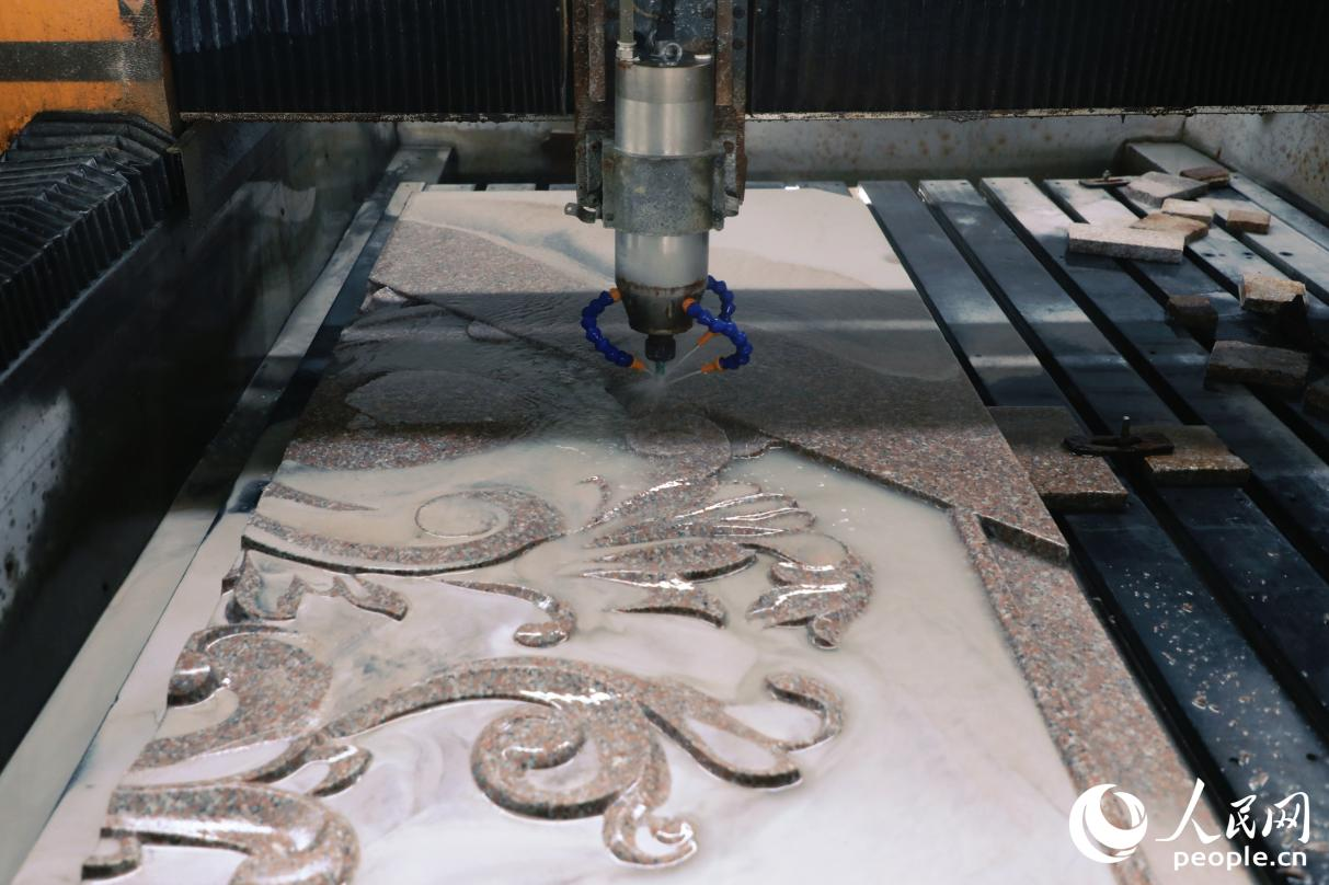 全自動化“永定紅”石板材雕刻。人民網(wǎng) 李唯一攝