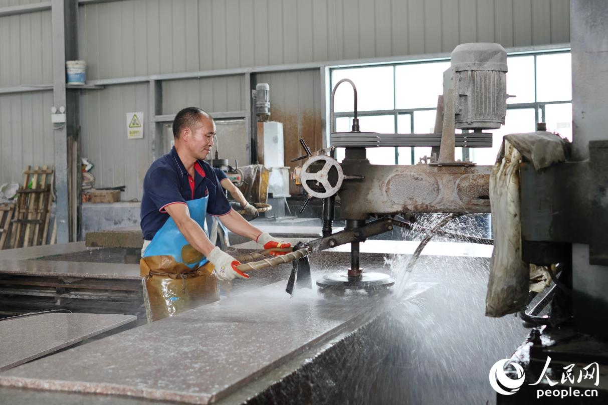 廠房內(nèi)，員工正在帶水作業(yè)。人民網(wǎng) 李昌乾攝