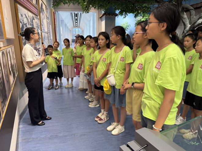 來自新疆木壘的“石榴籽”們在谷文昌紀(jì)念館認(rèn)真聽講解。耿雅薇攝