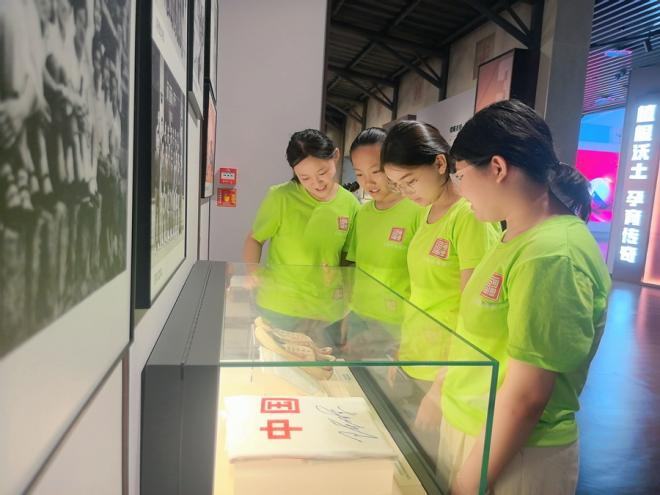 新疆木壘“石榴籽”們在谷文昌紀(jì)念館參觀。耿雅薇攝