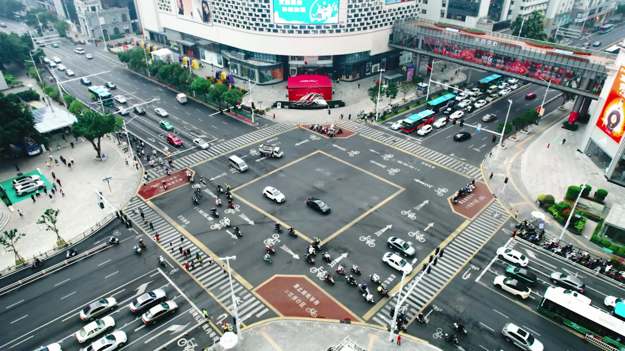 “飛行棋（騎）”通行路口，道路通行效率和安全性得到有效提升。福州市公安局交警大隊鼓樓支隊供圖