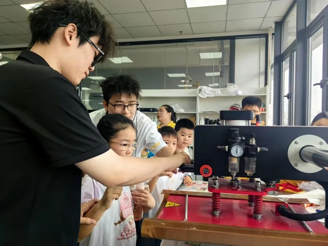 孩子們觀看了解數(shù)字噴印