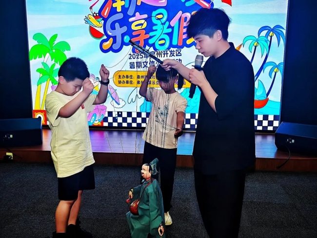 孩子們體驗提線木偶操作