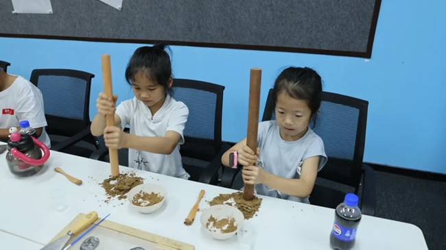 孩子們體驗養(yǎng)生香制作