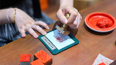 “御用嚴(yán)選”的印泥有多“奢”？作為“漳州三寶”之一，八寶印泥以中藥為原料，包含珍珠、瑪瑙、金箔、麝香、珊瑚等八種珍材，經(jīng)炭火煎制、石臼捶打等30余道工序制成。