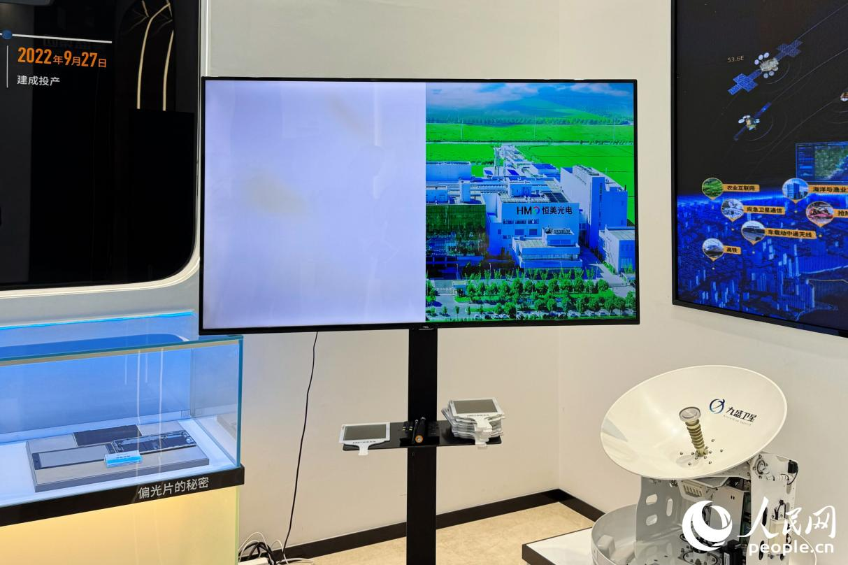 每個(gè)液晶顯示屏中，都必須安裝有兩張偏光片才能成像。圖中的液晶顯示屏，左側(cè)只安裝了一張偏光片，右側(cè)則安裝有兩張。人民網(wǎng) 李唯一攝