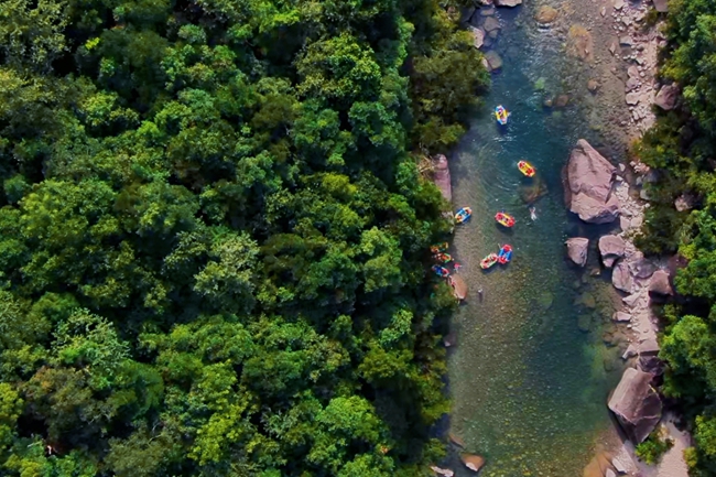 青山蔥郁，秀水靈動(dòng)