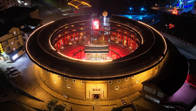 “土樓”變“金樓”一座座中式美學(xué)含量滿滿的圓形建筑在暮色下巍然屹立，那便是世界文化遺產(chǎn)永定土樓群。屹立百年的土樓在燈光的映照下絢麗奪目，宛若“金樓”。