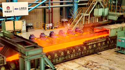 “綠色”鋼鐵洪流在這里誕生短流程全智能電爐綠色煉鋼工藝，比傳統(tǒng)長(zhǎng)流程冶煉碳排放下降70%以上，較傳統(tǒng)電爐節(jié)能15%-20%。