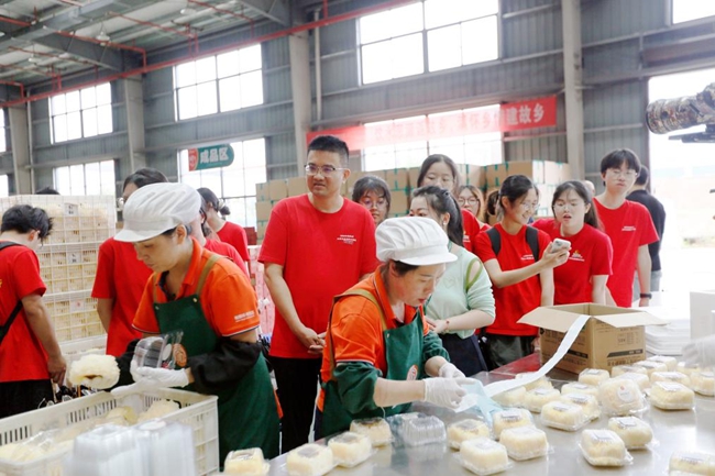 隊(duì)員在分揀車間參觀學(xué)習(xí)