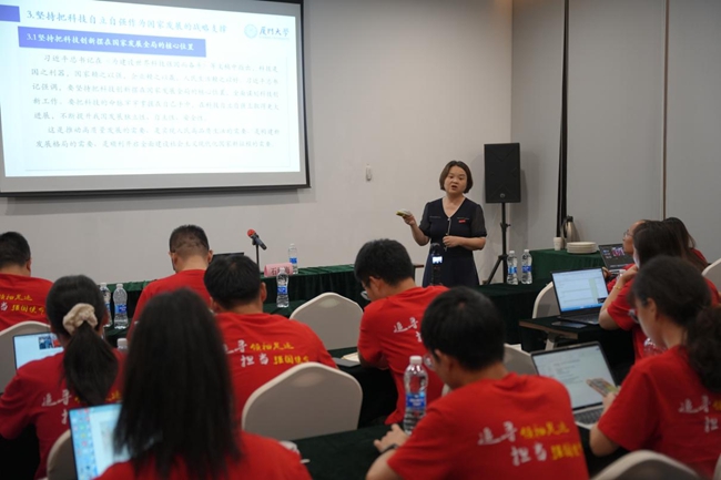 實(shí)踐隊(duì)師生認(rèn)真聆聽專題講座