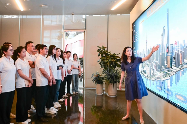 實踐隊師生在陸家嘴金融城黨群服務中心調研學習