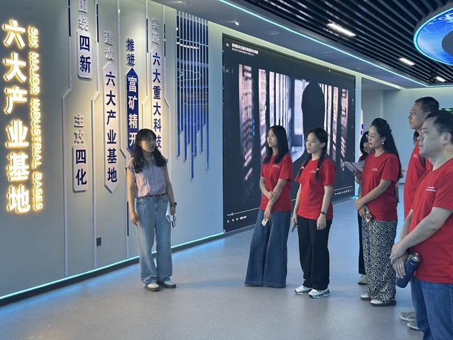 講解員為實(shí)踐隊介紹貴州六大產(chǎn)業(yè)基地概況