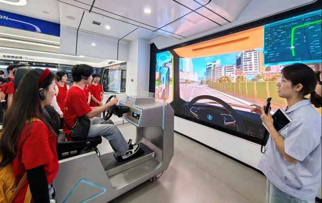 隊(duì)員體驗(yàn)陜汽模擬駕駛平臺